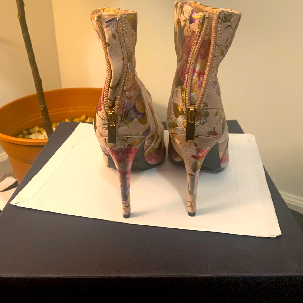 Rouge size 8.5 blush booties featuring floral patterns. - Picture 2 of 7